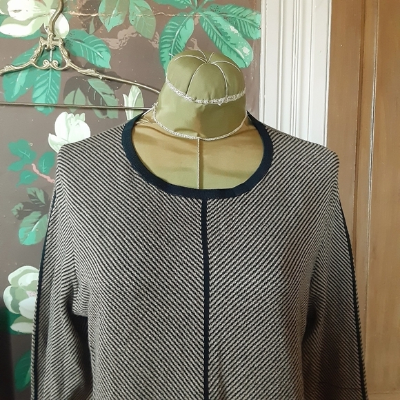 FOXCROFT Long Sleeve Top w/Buttons Down the Back Size Medium - Picture 3 of 11